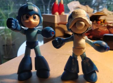 comparaison de la taille de Mario Megaman avec la figurine de Megaman d'origine
