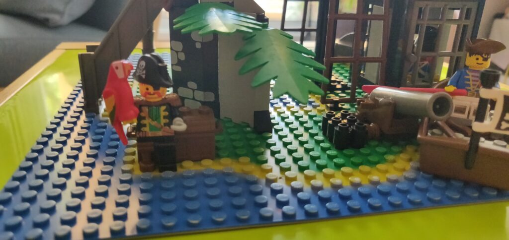 Le capitaine au crochet, jambe de bois célèbre de cette gamme lego pirate fin des années 80. Avec son perroquet.