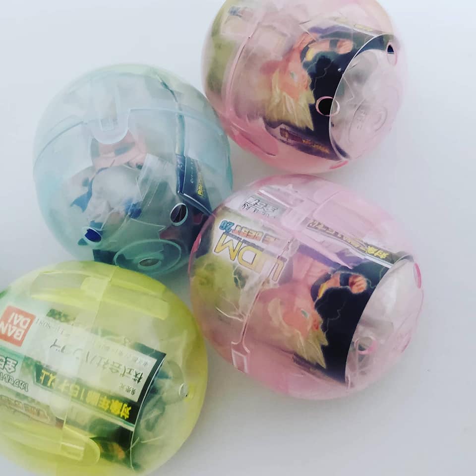 UDM dans les boules plastiques en sortie de gahapon