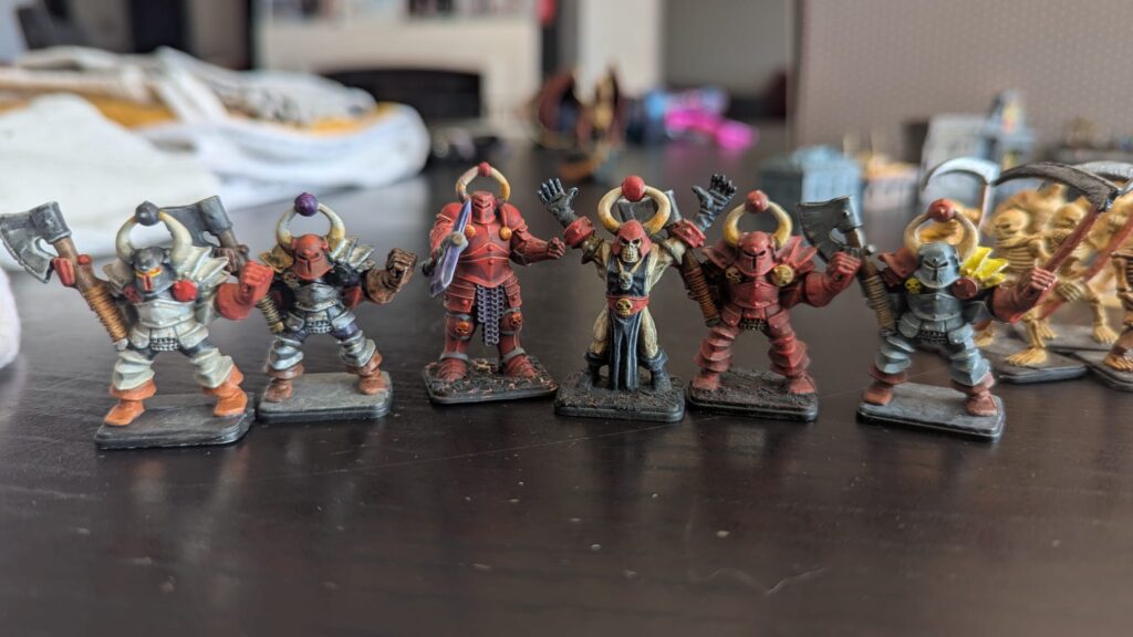 4 guerriers du chaos et un sorcier d'origine et un guerrier du chaos de minis3D