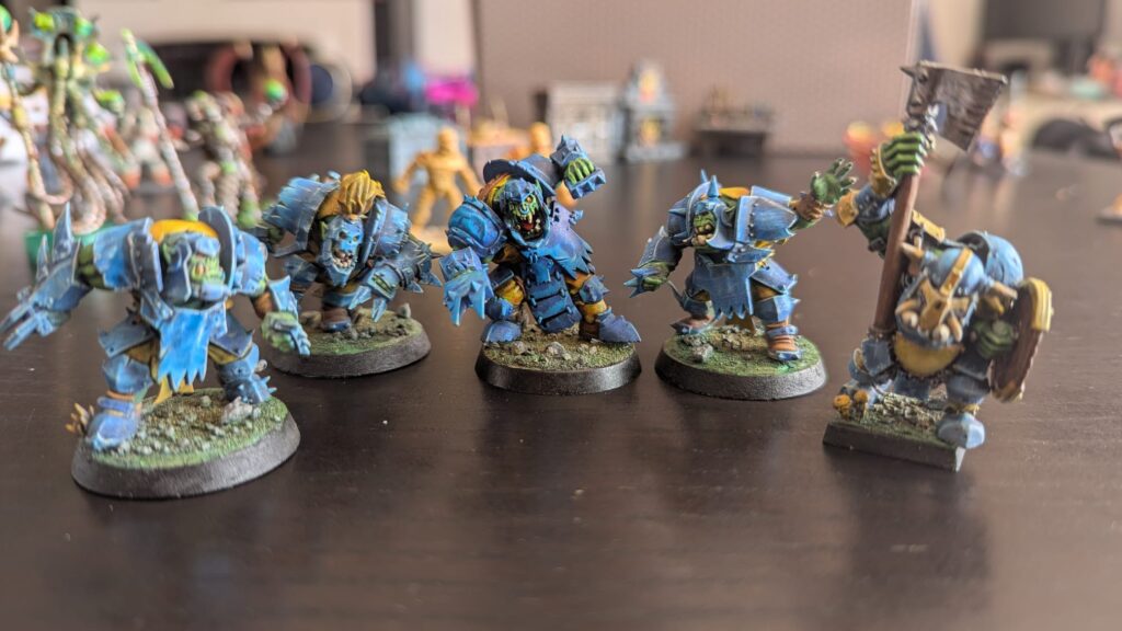 des orcs bloodbowl et un orc warhammer