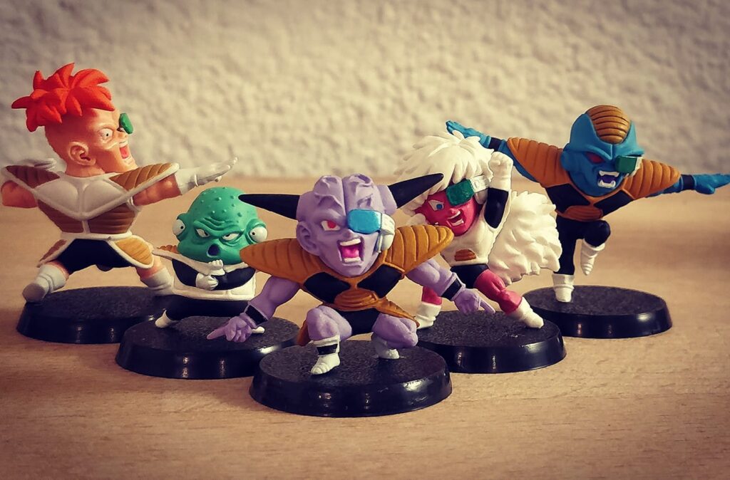Il suffit d'enlever la chaine et de coller sur un socle et ça fait de superbes figurines de jeu
