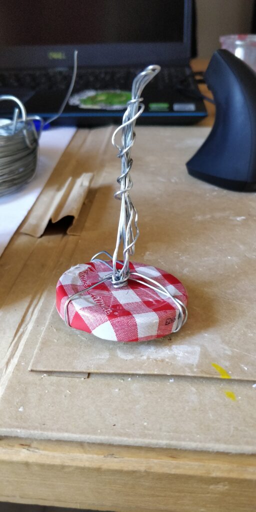 fil de fer fixé sur un bouchon de pot de confiture