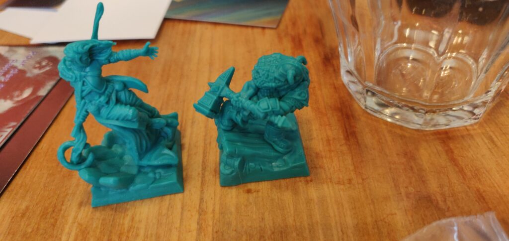 Deux figurines du jeu erune