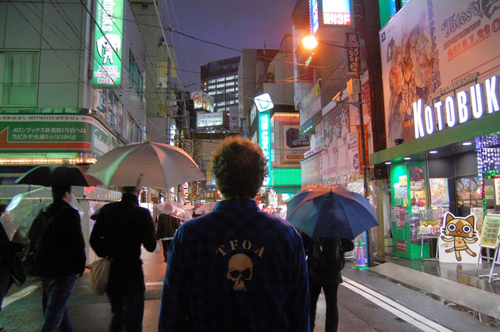 Charles dans Tokyo avec sa chemise TFOA référence au manga Worst