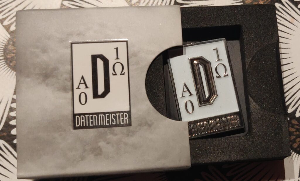 en goodies du jeu paprium, une plaque métallique