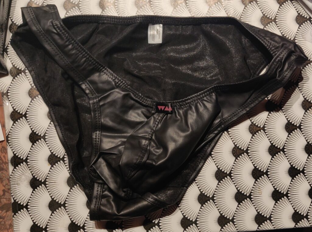 y a même un string l'un des goodies du jeu paprium