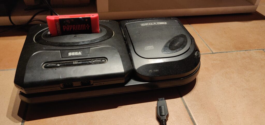 la cartouche du jeu paprium est rouge, là dans la mega drive